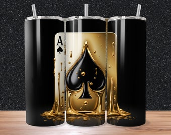 Puede incluir: Un vaso negro y dorado con un gráfico del As de Picas. La carta está goteando con líquido dorado.