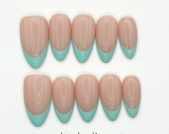 Zestaw francuskich paznokci do rąk i stóp w kolorze Tiffany Blue | Minimalistyczne, eleganckie paznokcie w odcieniach nude i mięty migdałowej