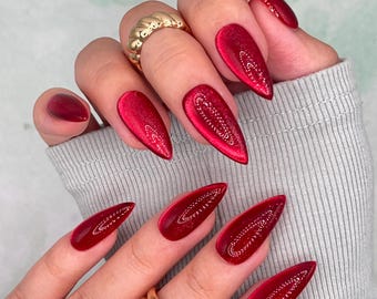 Paznokcie prasowane Ruby Cat Eye | Brokatowe, karmazynowe, chromowane paznokcie magnetyczne