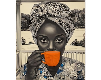 Pode incluir: Pintura em tons de cinza de uma pessoa com pele escura usando um lenço de cabeça estampado e uma blusa com estampa floral, segurando uma caneca laranja nos lábios. O fundo mostra uma varanda com vista para árvores.
