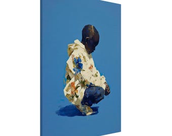Könnte beinhalten: Ölgemälde auf Leinwand, das eine Person in der Hocke zeigt, die eine weiße Jacke mit blauen und orangefarbenen Blumenmustern trägt. Die Figur ist vor einem einfarbigen blauen Hintergrund platziert, mit sichtbaren Pinselstrichen.