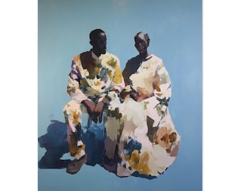 Pode incluir: Uma pintura a óleo retrata duas figuras sentadas contra um fundo azul claro. A pessoa à esquerda usa uma roupa com estampa floral em tons de amarelo, marrom e roxo. A pessoa à direita usa um vestido branco com estampas florais semelhantes.