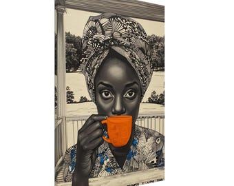 Pode incluir: Impressão em tela de uma mulher bebendo de uma caneca laranja. Ela usa um lenço de cabeça estampado e um top floral. O fundo é uma paisagem em preto e branco com uma grade de varanda.