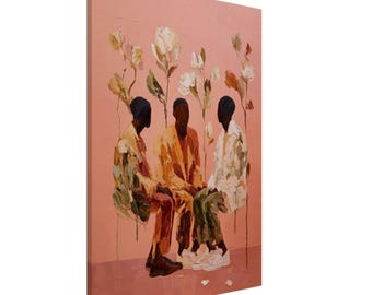 Könnte beinhalten: Ein Ölgemälde auf Leinwand zeigt drei Figuren, die in einem Kreis sitzen, in einer Palette warmer Töne. Die Figuren sind von stilisierten floralen Elementen vor einem zarten rosa Hintergrund umgeben. Das Kunstwerk erzeugt ein Gefühl der Kontemplation und Verbundenheit.