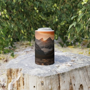 Stubby Cooler met zonsondergang over de Rockies