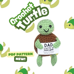 Puede incluir: Una tortuga de ganchillo con cabeza y extremidades verdes y caparazón marrón. La tortuga sostiene un cartel que dice "DAD I turtle-y love you". La imagen también incluye el texto "Crochet Turtle" y "PDF PATTERN NEW!"