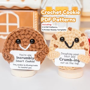 Puede incluir: Dos patrones de galletas de ganchillo, uno marrón y otro beige, cada uno con un letrero con texto. La galleta marrón dice "You're one Incrumbly Smart Cookie!". La galleta beige dice "Doughing your best and Crumb-ing out on the top."