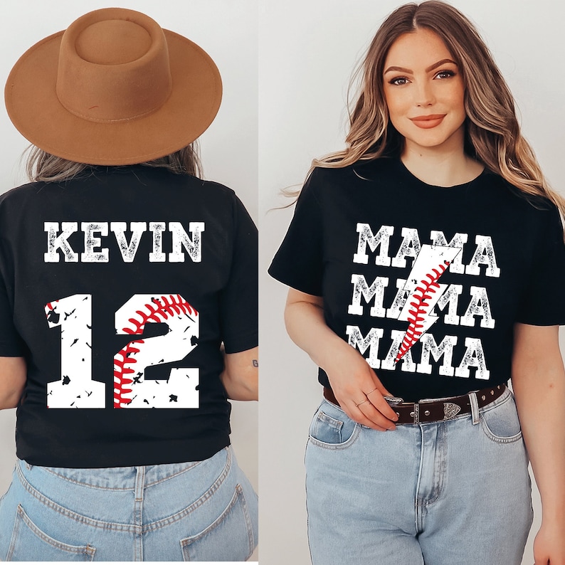以下が含まれることがあります： 野球をテーマにした黒いTシャツ2枚。1枚は「Kevin」という名前と「12」という数字に野球のグラフィックが描かれている。もう1枚は「Mama」という単語が稲妻と野球のグラフィックと共に3回繰り返されている。
