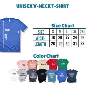 Puede incluir: Tabla de tallas para camiseta unisex de cuello en V con medidas en pulgadas. La tabla muestra las tallas S, M, L, XL y 2XL. La tabla de colores muestra 12 colores diferentes: blanco, gris jaspeado deportivo, gris jaspeado oscuro, negro, azul jaspeado verde azulado oscuro, azul real, azul marino jaspeado, rosa, malva jaspeado, natural, rojo y verde.