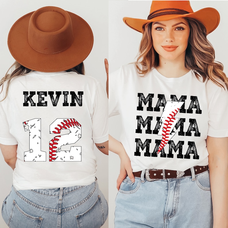 以下が含まれることがあります： 野球をテーマにしたデザインの白いTシャツ2枚。1枚は「Kevin」という名前と「12」という数字に野球のグラフィックが描かれている。もう1枚は「Mama」という単語が稲妻と野球のグラフィックと共に3回繰り返されている。