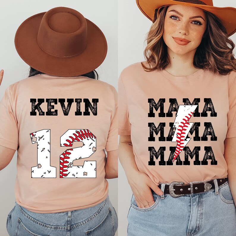 以下が含まれることがあります： 野球をテーマにしたデザインのピーチ色のTシャツ2枚。1枚は「KEVIN」という名前と野球のグラフィックが描かれた「12」という数字が書かれている。もう1枚は、稲妻と野球のグラフィックが描かれた「MAMA」という単語が3回繰り返されている。