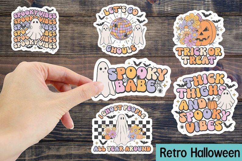 Puede incluir: Un conjunto de seis pegatinas retro de Halloween con fantasmas, calabazas y lemas espeluznantes. Las pegatinas son de varios colores, incluyendo rosa, naranja, morado y amarillo. El texto en las pegatinas incluye "Spooky Vibes", "Let's Go Ghouls", "Spooky Babe", "Trick or Treat", "Thick Thighs and Spooky Vibes", y "I Ghost People All Year Around".