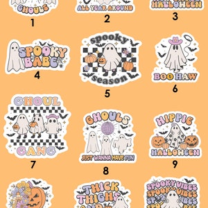Puede incluir: Doce pegatinas coloridas con fantasmas, calabazas y murci&eacute;lagos con varias frases de tem&aacute;tica de Halloween. Las pegatinas est&aacute;n sobre un fondo naranja claro.