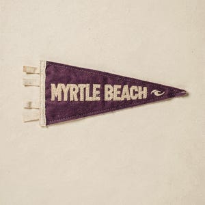 Estampado de banderín de surf de Myrtle Beach, Carolina del Sur / Arte de banderín de fieltro vintage / Decoración para casa de playa / Arte mural de surf retro / Impresión digital Dow imagen 2