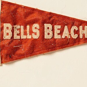 Estampado de banderín de surf de Bells Beach, Victoria, Australia / Arte de banderín de fieltro vintage / Decoración para casa de playa / Arte mural retro de surf / Impresión digital imagen 4