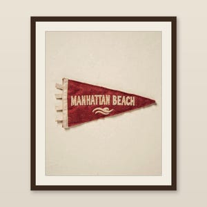 Estampado de banderín de surf de Manhattan Beach, California / Arte de banderín de fieltro vintage / Decoración para casa de playa / Arte mural de surf retro / Impresión digital imagen 1
