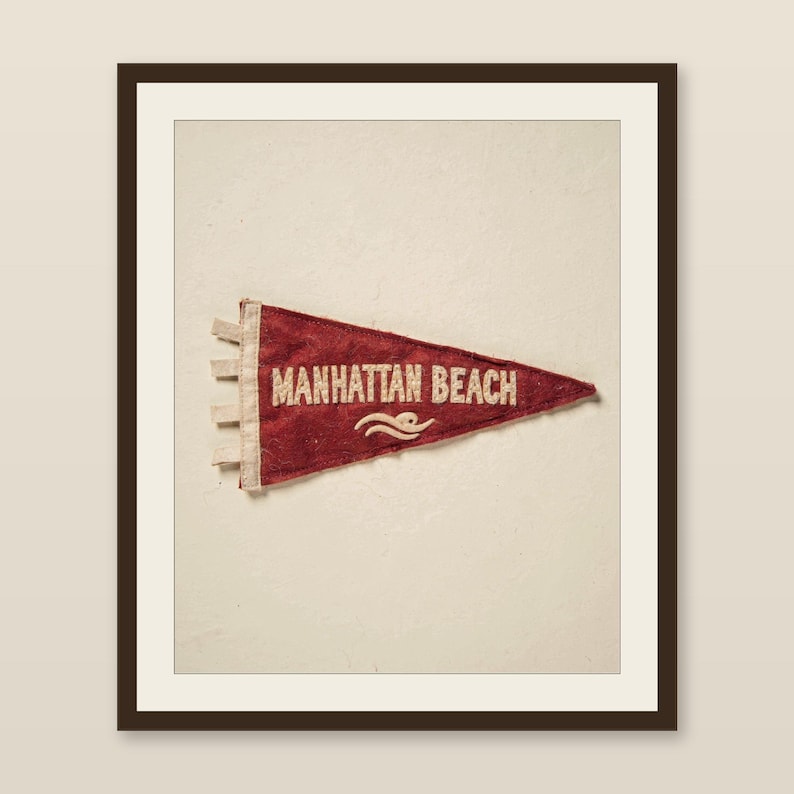 Estampado de banderín de surf de Manhattan Beach, California / Arte de banderín de fieltro vintage / Decoración para casa de playa / Arte mural de surf retro / Impresión digital imagen 1