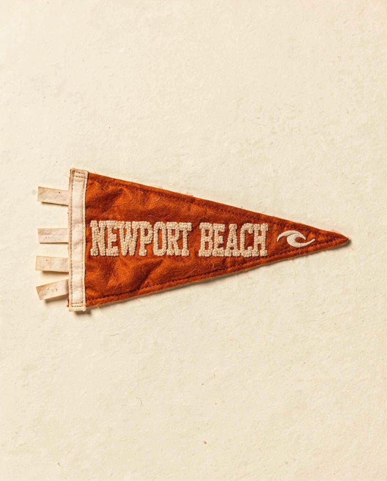 Lámina artística con banderín de surf de Newport Beach, California, póster costero enmarcado o sin enmarcar. imagen 10