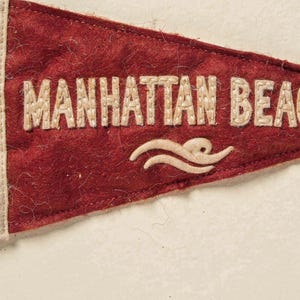 Estampado de banderín de surf de Manhattan Beach, California / Arte de banderín de fieltro vintage / Decoración para casa de playa / Arte mural de surf retro / Impresión digital imagen 4