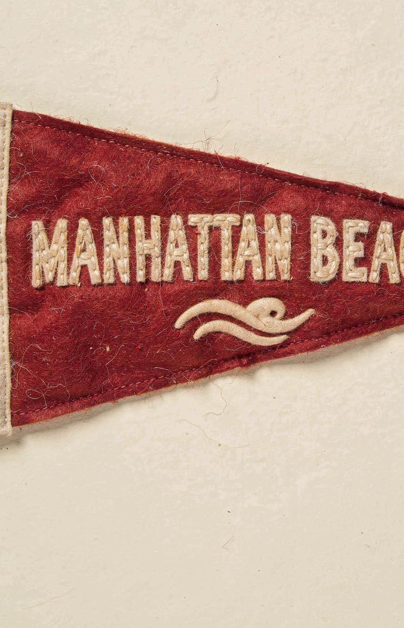 Estampado de banderín de surf de Manhattan Beach, California / Arte de banderín de fieltro vintage / Decoración para casa de playa / Arte mural de surf retro / Impresión digital imagen 4