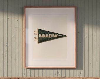 Lámina artística con banderín de surf de la bahía de Hanalei, póster costero enmarcado o sin enmarcar.