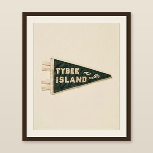 Wimpel-Print „Tybee Island, Georgia Surf“ | Vintage-Filzwimpel | Strandhaus-Deko | Retro-Surf-Wandbild | Digitaler Download zum Ausdrucken Bild 1