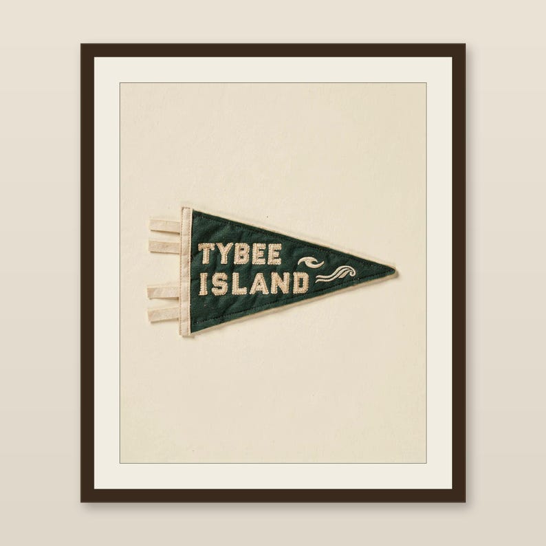 Wimpel-Print „Tybee Island, Georgia Surf“ | Vintage-Filzwimpel | Strandhaus-Deko | Retro-Surf-Wandbild | Digitaler Download zum Ausdrucken Bild 1