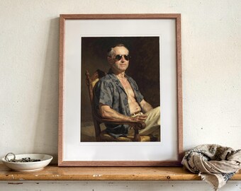 Könnte beinhalten: Ein gerahmter Porträtdruck, der eine Person mit dunkler Sonnenbrille und einem aufgeknöpften, kurzärmeligen Hemd mit Muster zeigt, die auf einem Holzstuhl sitzt. Das Kunstwerk befindet sich in einem hellbraunen Holzrahmen.