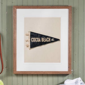 Lámina artística con banderín de surf de Cocoa Beach, póster costero enmarcado o sin enmarcar. imagen 13