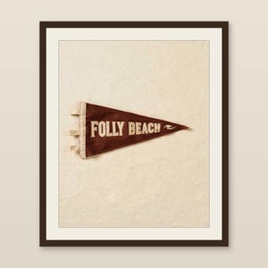 Folly Beach, Carolina del Sur. Estampado de banderín de surf / Arte de banderín de fieltro vintage / Decoración para casa de playa / Arte mural retro de surf / Impresión digital imagen 1