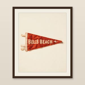 Estampado de banderín de surf de Bells Beach, Victoria, Australia / Arte de banderín de fieltro vintage / Decoración para casa de playa / Arte mural retro de surf / Impresión digital imagen 1