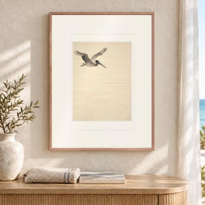 Kunstprint in inktstijl van een vliegende pelikaan, ingelijst of oningelijst. Poster van een kustvogel. afbeelding 12
