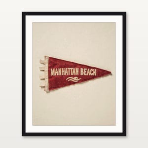 Estampado de banderín de surf de Manhattan Beach, California / Arte de banderín de fieltro vintage / Decoración para casa de playa / Arte mural de surf retro / Impresión digital imagen 3