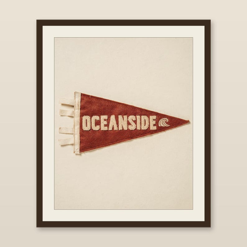 Oceanside, Kaliforniens surfvimpeltryck | Vintage filtvimpelkonst | Strandhusdekor | Retro surfväggkonst | Utskrivbar digital nedladdning bild 1