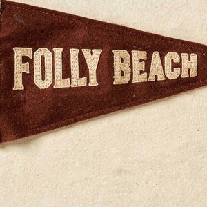 Folly Beach, Carolina del Sur. Estampado de banderín de surf / Arte de banderín de fieltro vintage / Decoración para casa de playa / Arte mural retro de surf / Impresión digital imagen 4