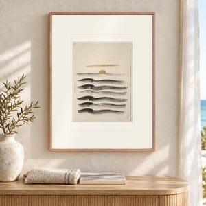 Lámina artística con diseño de olas superpuestas al estilo tinta, póster costero con sol dorado, enmarcada o sin enmarcar. imagen 12