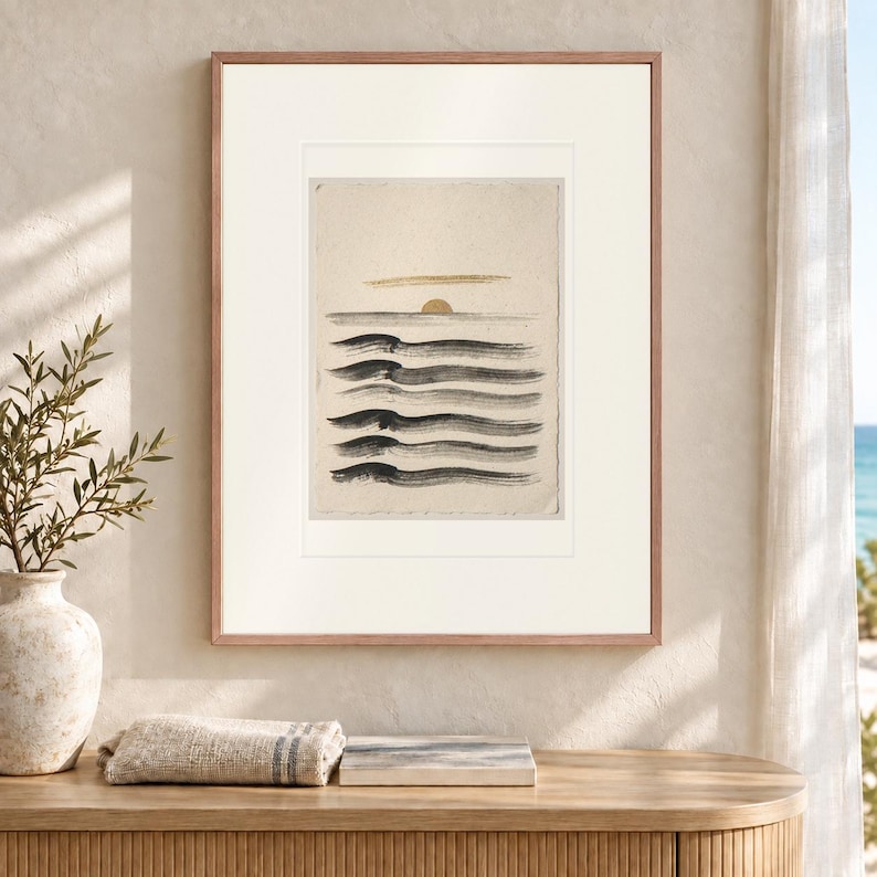 Lámina artística con diseño de olas superpuestas al estilo tinta, póster costero con sol dorado, enmarcada o sin enmarcar. imagen 12