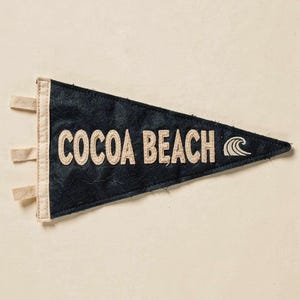 Lámina artística con banderín de surf de Cocoa Beach, póster costero enmarcado o sin enmarcar. imagen 10