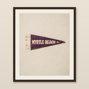 Estampado de banderín de surf de Myrtle Beach, Carolina del Sur / Arte de banderín de fieltro vintage / Decoración para casa de playa / Arte mural de surf retro / Impresión digital Dow imagen 1