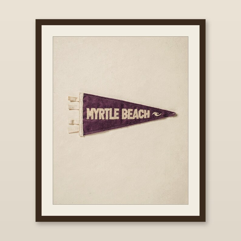 Estampado de banderín de surf de Myrtle Beach, Carolina del Sur / Arte de banderín de fieltro vintage / Decoración para casa de playa / Arte mural de surf retro / Impresión digital Dow imagen 1