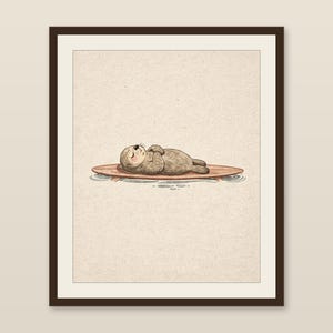 Lámina con diseño de nutria marina y tabla de surf, arte infantil de nutria adorable, decoración costera para habitaciones infantiles, ilustración de animales de playa, descarga digital de arte mural imprimible. imagen 1