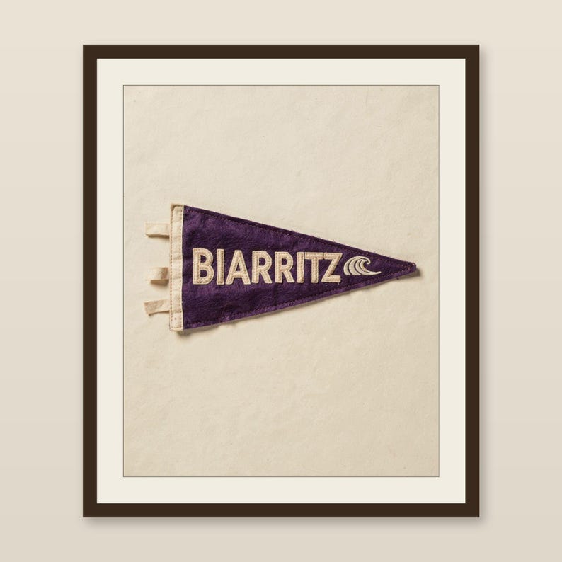 Estampado de banderín de surf de Biarritz, Francia / Arte vintage de banderín de fieltro / Decoración para casa de playa / Arte mural retro de surf / Descarga digital imprimible imagen 1