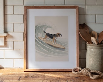 Pode incluir: Uma impressão artística emoldurada apresentando um cão beagle usando óculos de sol enquanto está em pé numa prancha de surf de madeira sobre uma onda do mar verde-clara. A ilustração tem um fundo bege neutro e uma moldura de madeira.