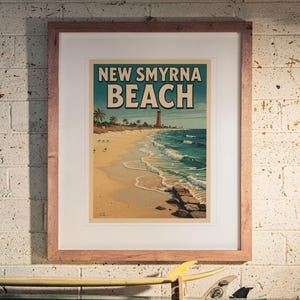 Puede incluir: Una lámina artística enmarcada que muestra una escena de playa con el texto NEW SMYRNA BEACH en la parte superior. La ilustración representa una orilla arenosa, olas turquesas, un faro lejano y palmeras.