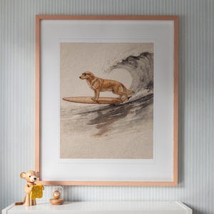 Puede incluir: Una lámina de arte enmarcada que muestra a un perro de color dorado con gafas de sol oscuras, de pie sobre una tabla de surf marrón mientras surfea una gran ola. Ilustración en estilo acuarela sobre fondo beige claro.