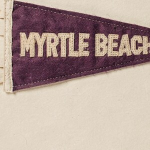 Estampado de banderín de surf de Myrtle Beach, Carolina del Sur / Arte de banderín de fieltro vintage / Decoración para casa de playa / Arte mural de surf retro / Impresión digital Dow imagen 4