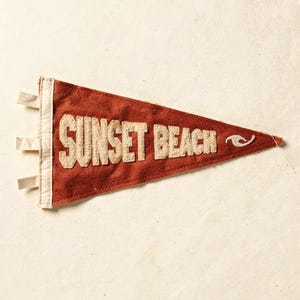 Estampado de banderín de surf en Sunset Beach, Oahu, Hawái / Arte de banderín de fieltro vintage / Decoración para casa de playa / Arte mural retro de surf / Descarga digital imprimible imagen 2