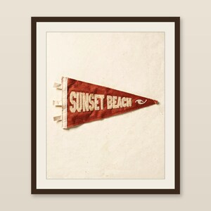Estampado de banderín de surf en Sunset Beach, Oahu, Hawái / Arte de banderín de fieltro vintage / Decoración para casa de playa / Arte mural retro de surf / Descarga digital imprimible imagen 1