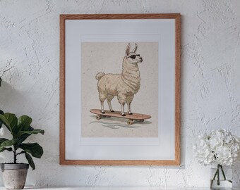 Op de afbeelding: Een ingelijste kunstdruk met een lichtgekleurde lama die een zwarte zonnebril draagt en op een houten skateboard staat. De illustratie is geplaatst tegen een neutrale, getextureerde achtergrond in een licht houten lijst.