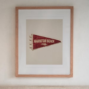Lámina artística con banderín de surf de Manhattan Beach, póster costero enmarcado o sin enmarcar. imagen 2
